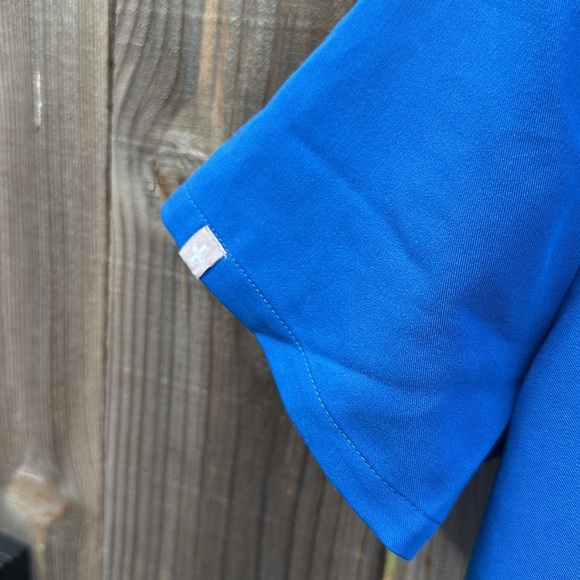 NWT Figs women’s Blue V-Neck scrub top size XS - Picture 5 of 6